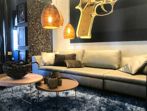 Tapis à poils longs gris brillant intégré dans un salon contemporain, créant une atmosphère chaleureuse et sophistiquée