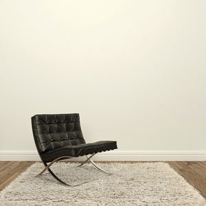 Tapis à poils longs beige doré brillant intégré avec un fauteuil moderne, créant une atmosphère chaleureuse et raffinée