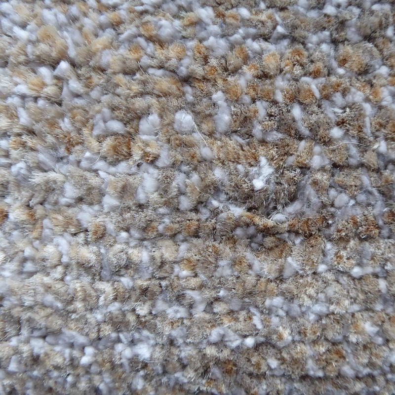 Gros plan sur la texture du tapis en soie de bambou et jute beige et blanc, tissage haut de gamme