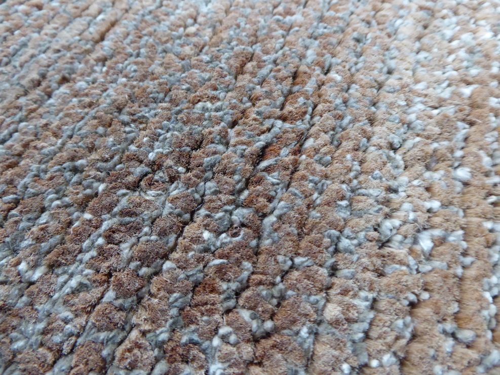 Gros plan sur la texture douce et le tissage du tapis marron et blanc en soie de bambou et jute