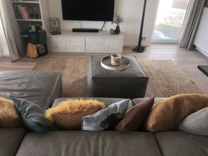 Tapis élégant marron et blanc en soie de bambou et jute intégré dans un salon moderne, ambiance chaleureuse