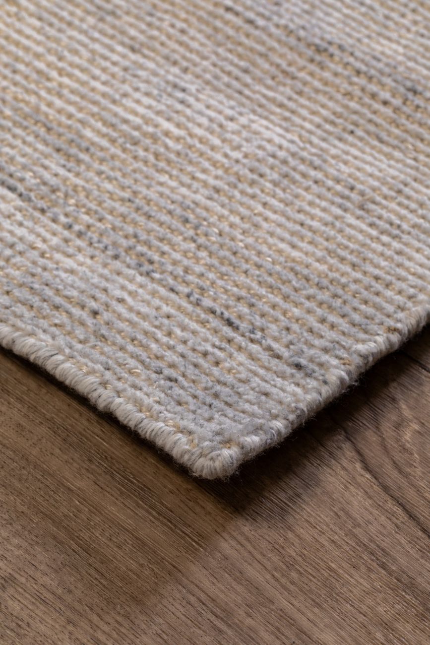 Tapis vintage gris ivoire en PET recyclé, détails de motif visibles, vue en perspective pour intérieur ou extérieur