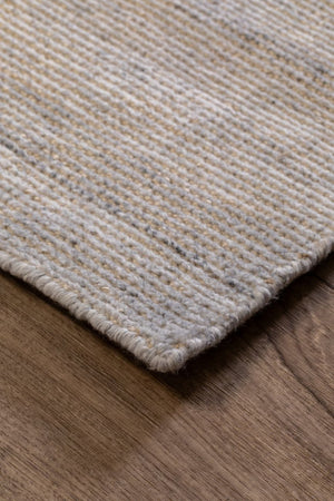 Tapis vintage gris ivoire en PET recyclé, détails de motif visibles, vue en perspective pour intérieur ou extérieur
