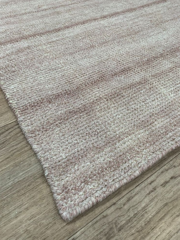 Tapis vintage beige rose en PET recyclé, vue en perspective montrant la texture et les bords