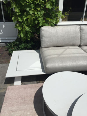 Tapis vintage responsable en PET recyclé beige rose installé sur une terrasse moderne