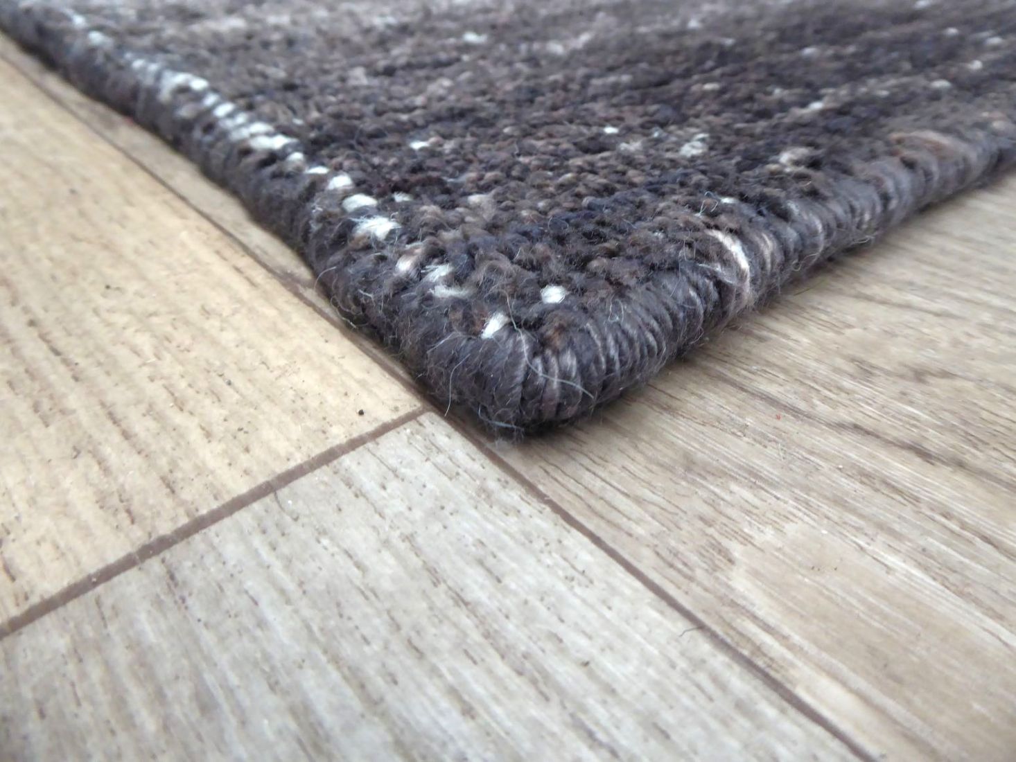 Tapis vintage en PET recyclé gris foncé blanc, présentation en perspective, résistant et durable