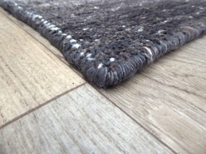 Tapis vintage en PET recyclé gris foncé blanc, présentation en perspective, résistant et durable