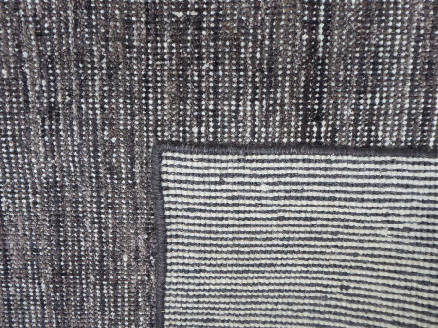 Tapis vintage durable en PET recyclé gris foncé blanc montré à revers, finitions soignées