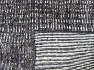 Tapis vintage durable en PET recyclé gris foncé blanc montré à revers, finitions soignées