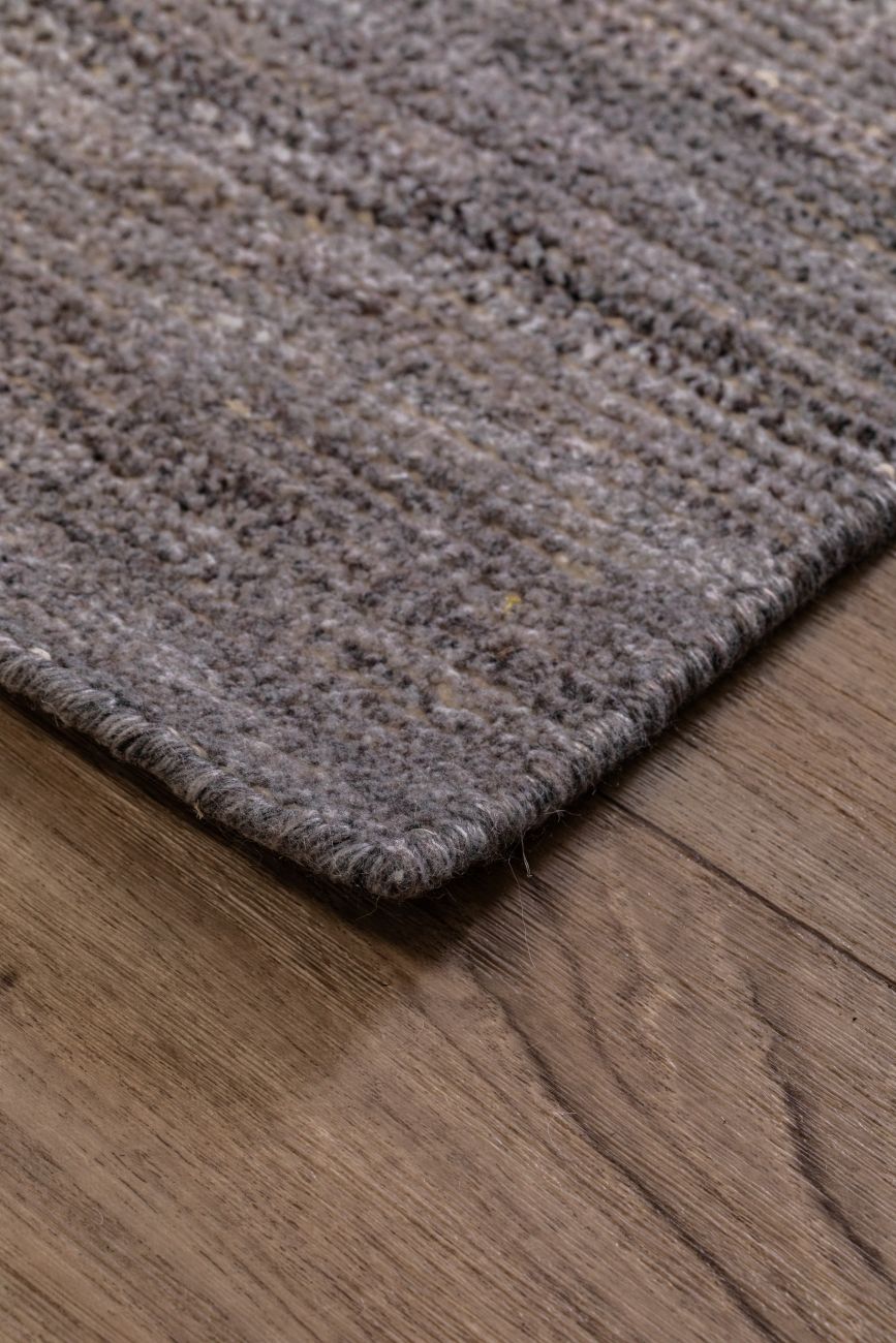 tapis marron beige en PET recyclé, style vintage, vue de coin, texture résistante pour intérieur ou extérieur