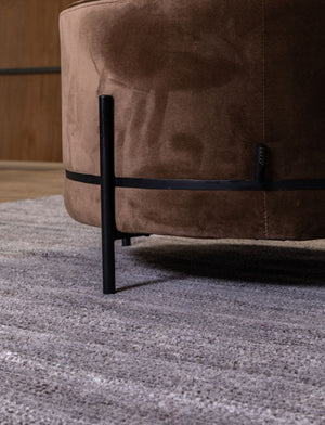 tapis vintage marron beige en PET recyclé intégré avec un pouf moderne, décoration durable intérieure