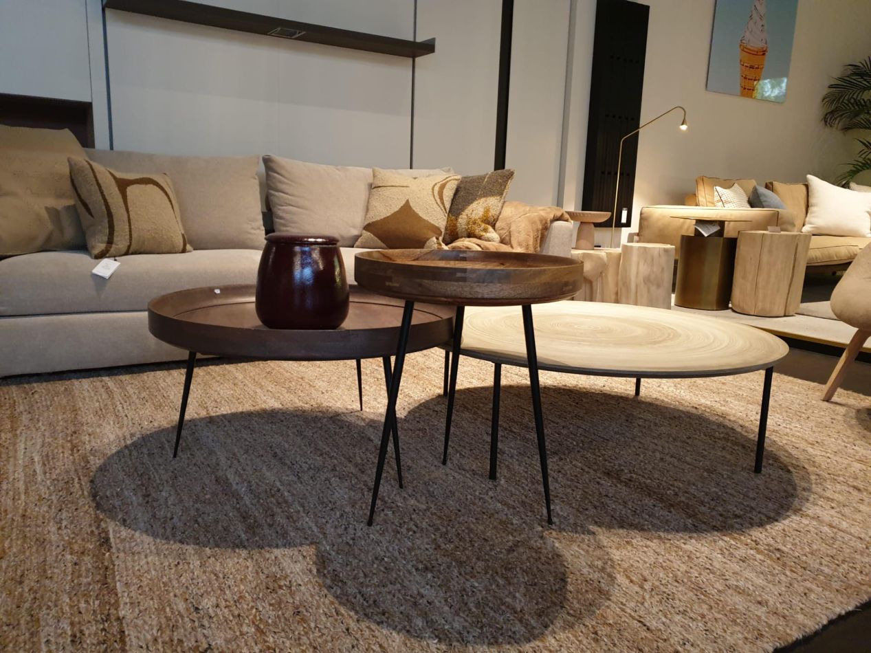 Tapis brun orange en PET recyclé intégré dans un salon, style chaleureux et durable