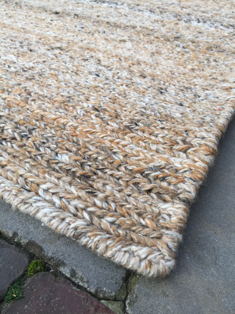 Tapis responsable en PET recyclé brun orange, vue de coin mettant en valeur la texture et les finitions
