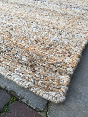 Tapis responsable en PET recyclé brun orange, vue de coin mettant en valeur la texture et les finitions