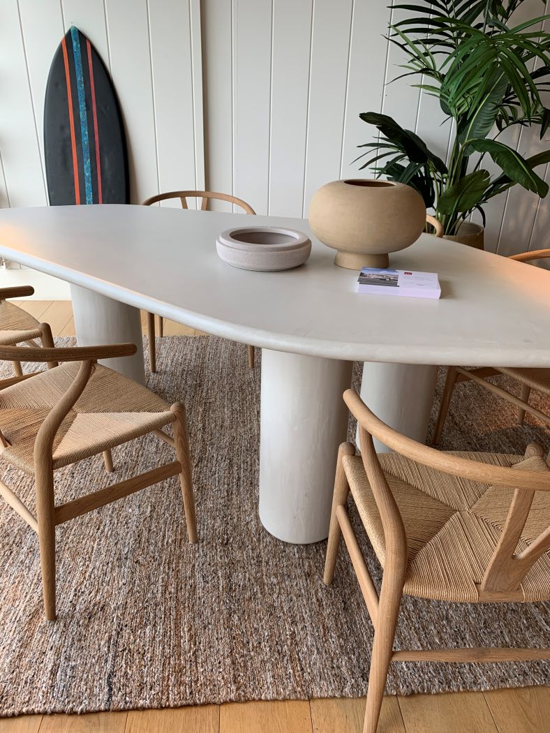 Tapis brun orange durable en PET recyclé intégré dans une salle à manger inspiration terrasse estivale