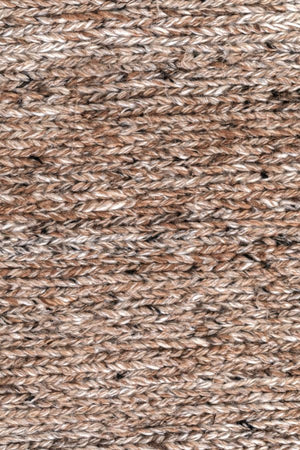 Gros plan sur la texture d’un tapis tout-terrain en PET recyclé brun orange, fibres durables et résistantes