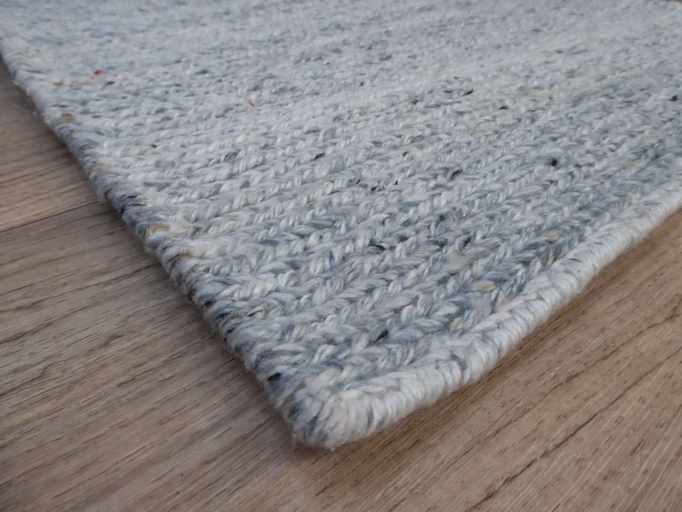Tapis outdoor/indoor durable bleu et blanc en PET recyclé, aperçu de coin montrant texture et finitions soignées