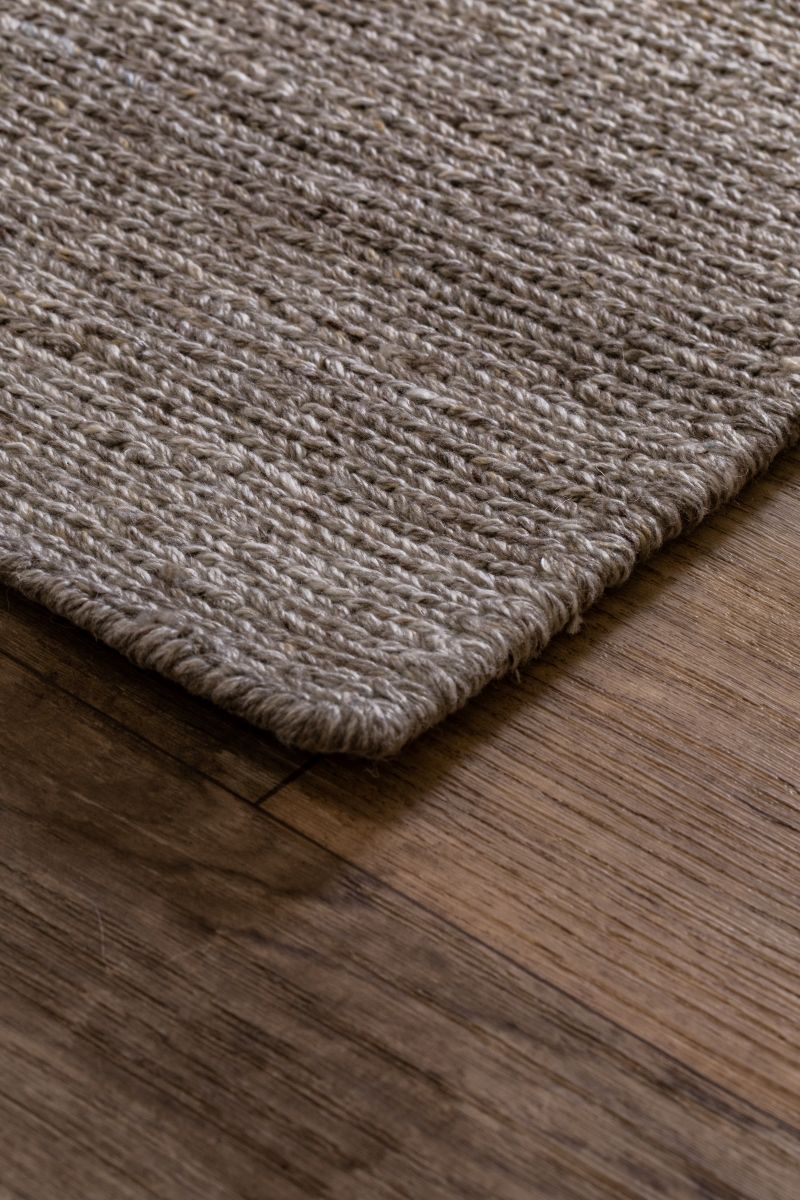 Tapis responsable en PET recyclé gris taupe vu en perspective montrant finitions et épaisseur, adapté à extérieur
