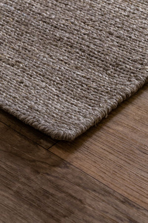 Tapis responsable en PET recyclé gris taupe vu en perspective montrant finitions et épaisseur, adapté à extérieur
