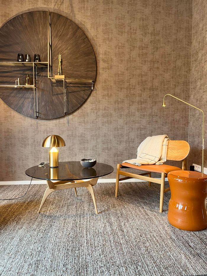 Tapis responsable gris et orange en PET recyclé décorant un salon moderne, ambiance chaleureuse