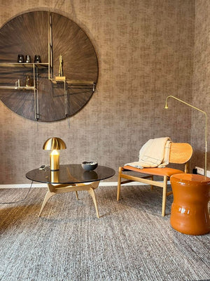 Tapis responsable gris et orange en PET recyclé décorant un salon moderne, ambiance chaleureuse