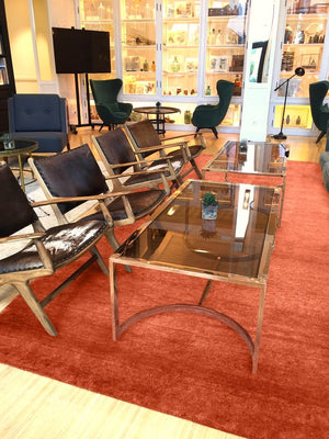 Tapis orange soyeux en laine, intégré dans un salon contemporain pour une ambiance chaleureuse et élégante