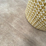 Vloerkleed beige effen van wol – Bhurkan – detail van de weving (3)
