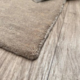 Vloerkleed beige effen van wol – Bhurkan – detail van de rand