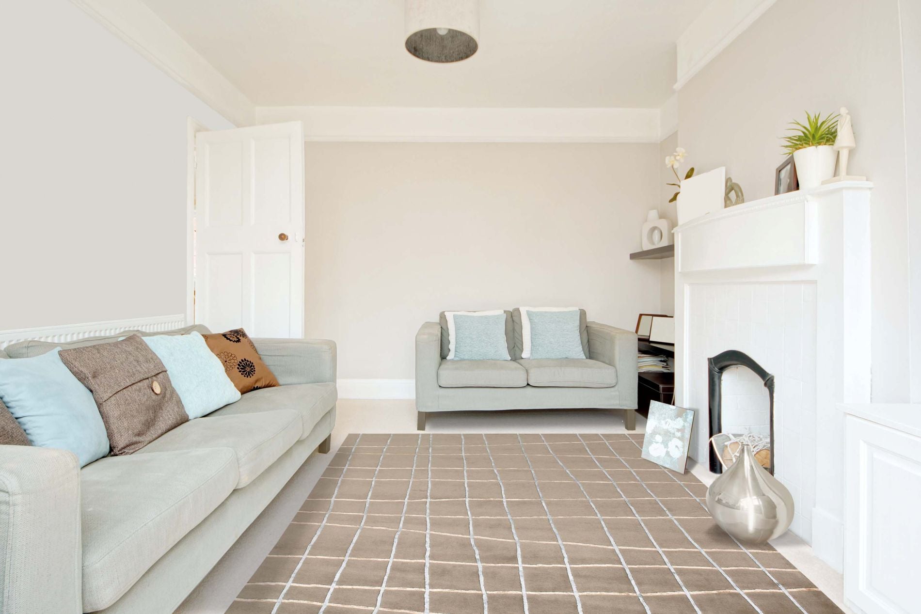 Tapis contemporain taupe aux formes organiques et touches colorées, intégré dans un salon élégant et chaleureux