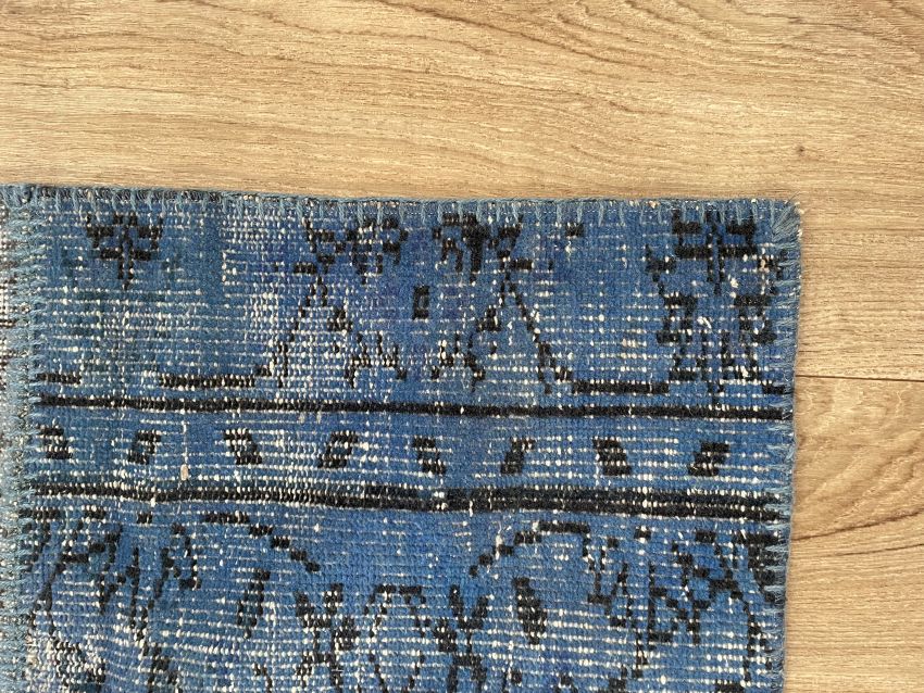 Tapis carré patchwork recyclé motif géométrique en laine et coton bleu vert beige – vue d'angle