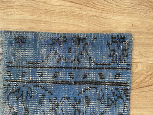 Tapis carré patchwork recyclé motif géométrique en laine et coton bleu vert beige – vue d'angle