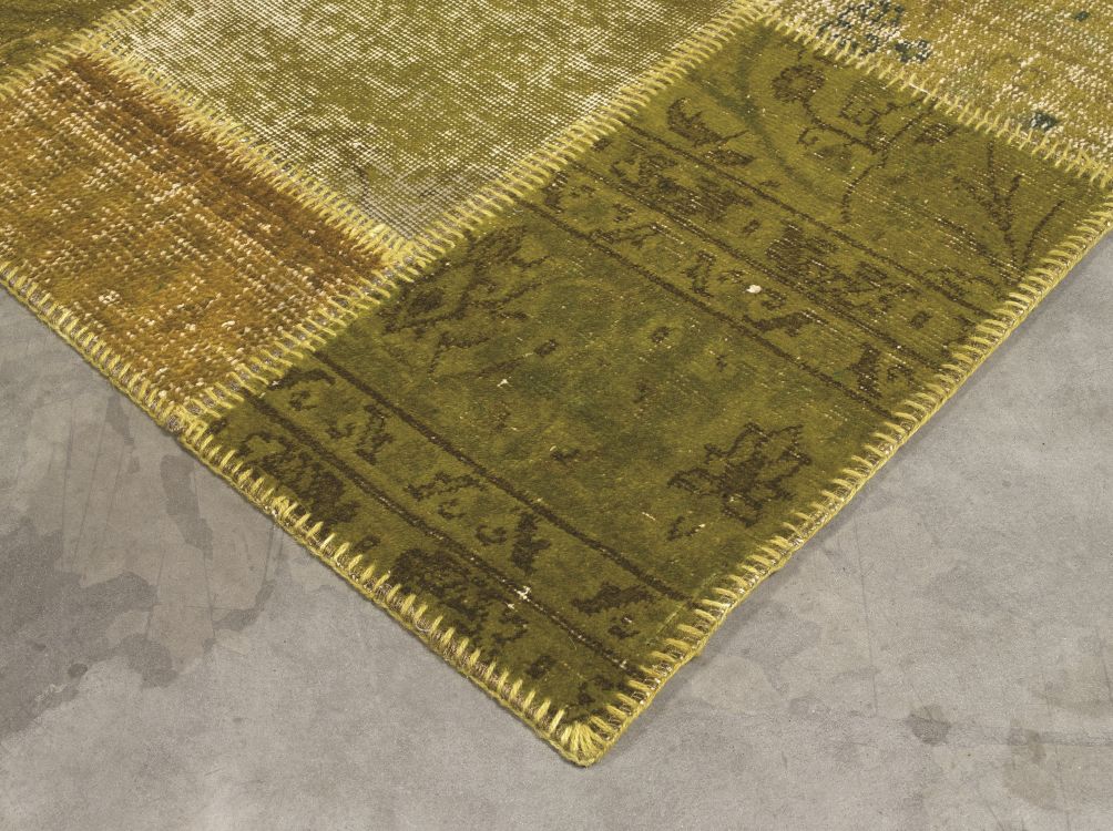 Coin du tapis patchwork recyclé laine coton vert jaune marron — détail et texture des bords