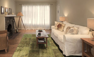 Tapis patchwork recyclé vert jaune marron en laine et coton intégré dans un salon — mise en situation décorative