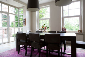 Tapis patchwork recyclé rose rouge en laine et coton intégré dans une salle à manger élégante