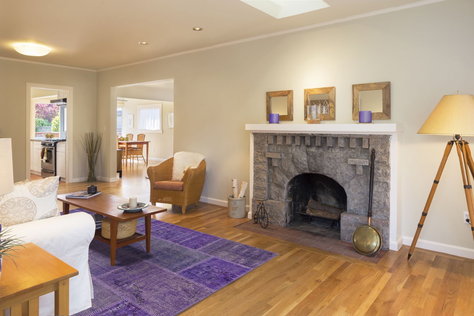 Tapis patchwork recyclé laine coton violet placé dans un salon contemporain, en situation décorative