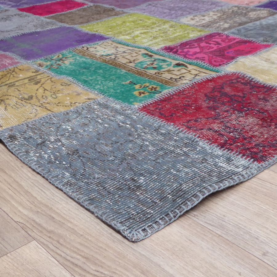 Tapis patchwork recyclé multicolore en laine et coton – détail angle et texture