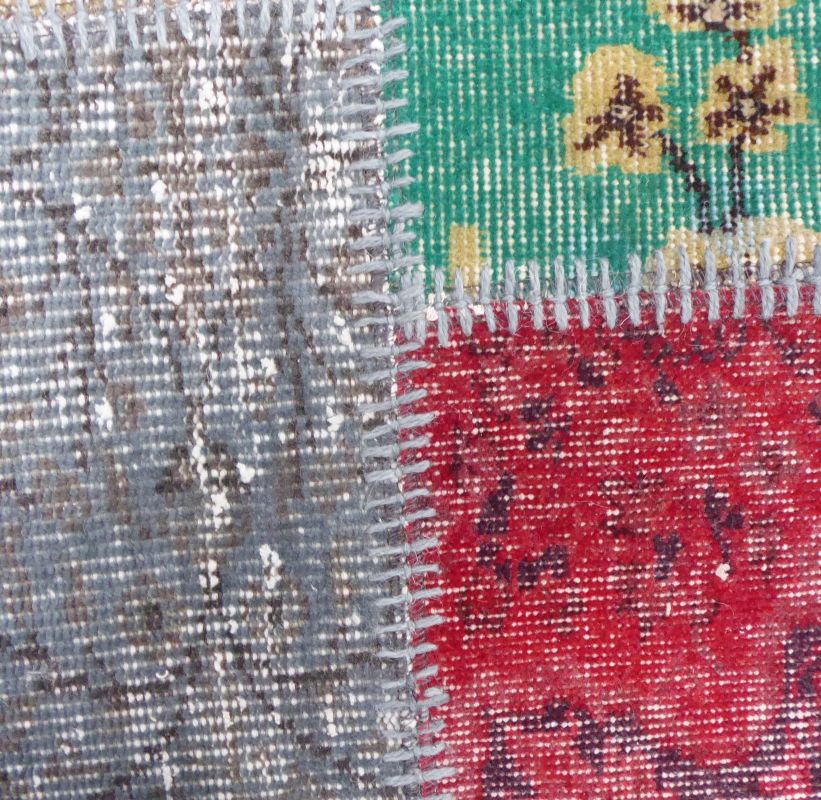 Gros plan sur la texture du tapis patchwork recyclé multicolore en laine et coton