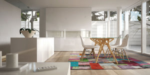 Tapis patchwork recyclé multicolore en laine et coton intégré sous une table à manger