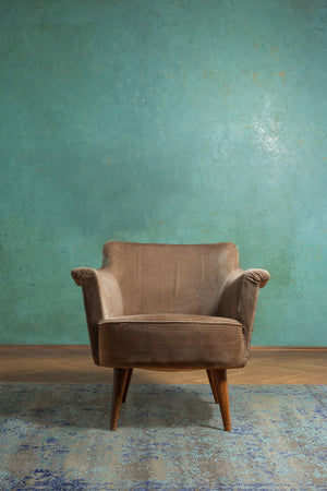 Élégant tapis baroque gris bleu en laine et soie — intégré avec un fauteuil, créant une ambiance chic et harmonieuse