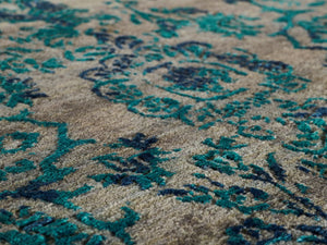 Détail du tapis baroque en laine et soie gris bleu — texture douce et contraste subtil entre les fibres naturelles