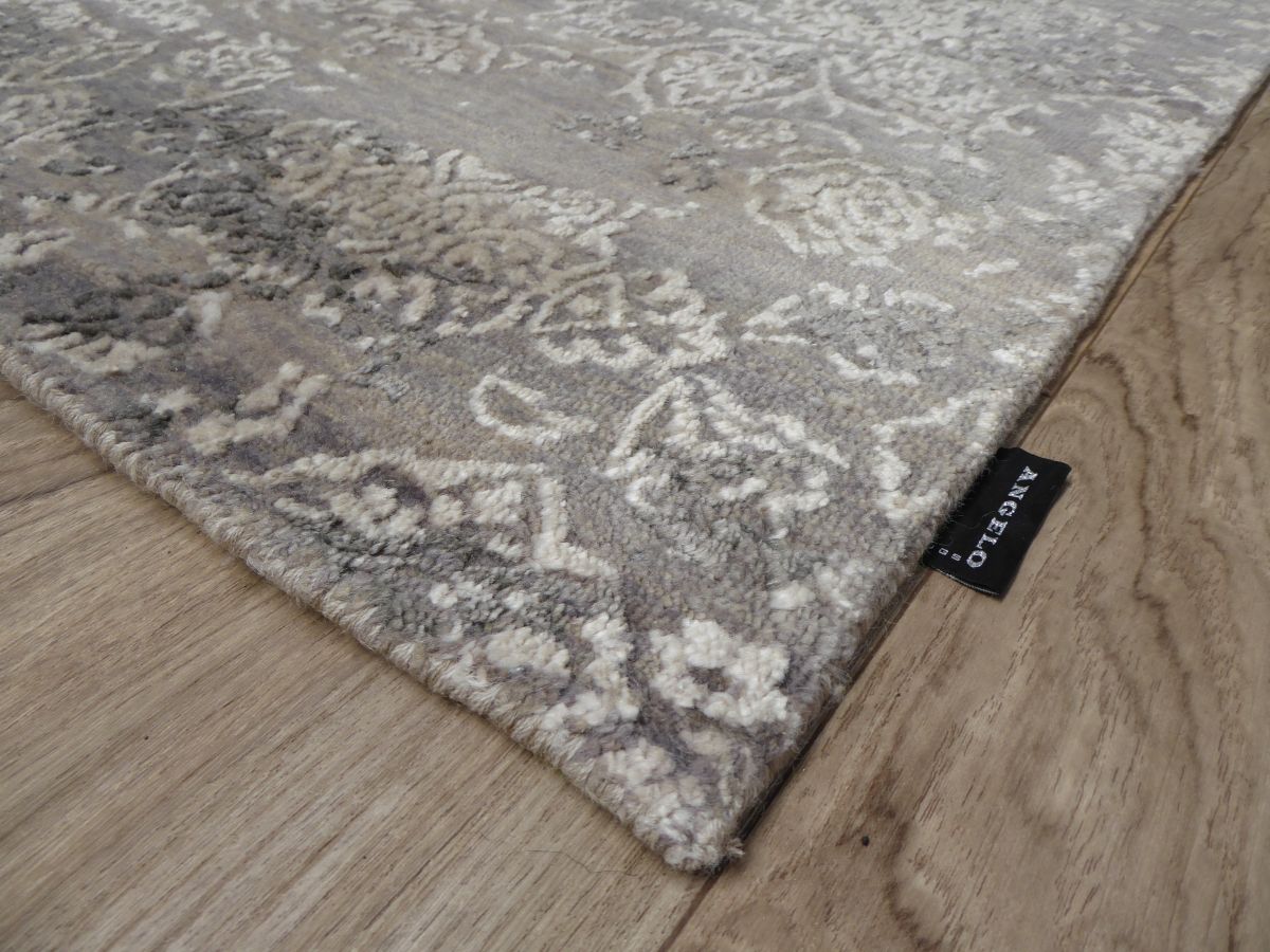 Tapis haut de gamme laine et soie gris beige à motif floral ancien — aperçu de coin montrant la douceur du tissage