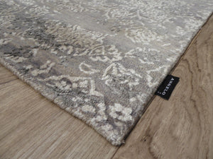 Tapis haut de gamme laine et soie gris beige à motif floral ancien — aperçu de coin montrant la douceur du tissage