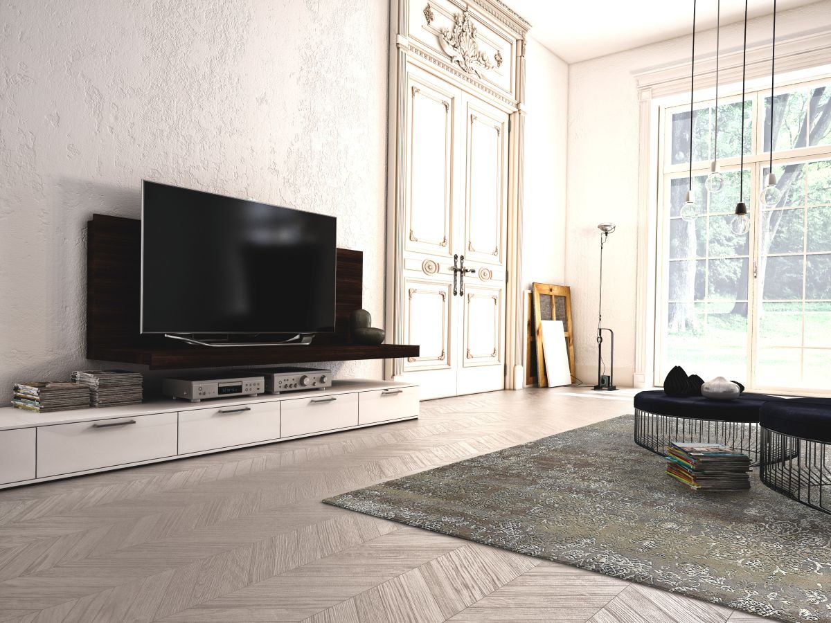 Tapis de salon luxueux en laine et soie gris beige à motif floral ancien, intégré dans un élégant salon contemporain