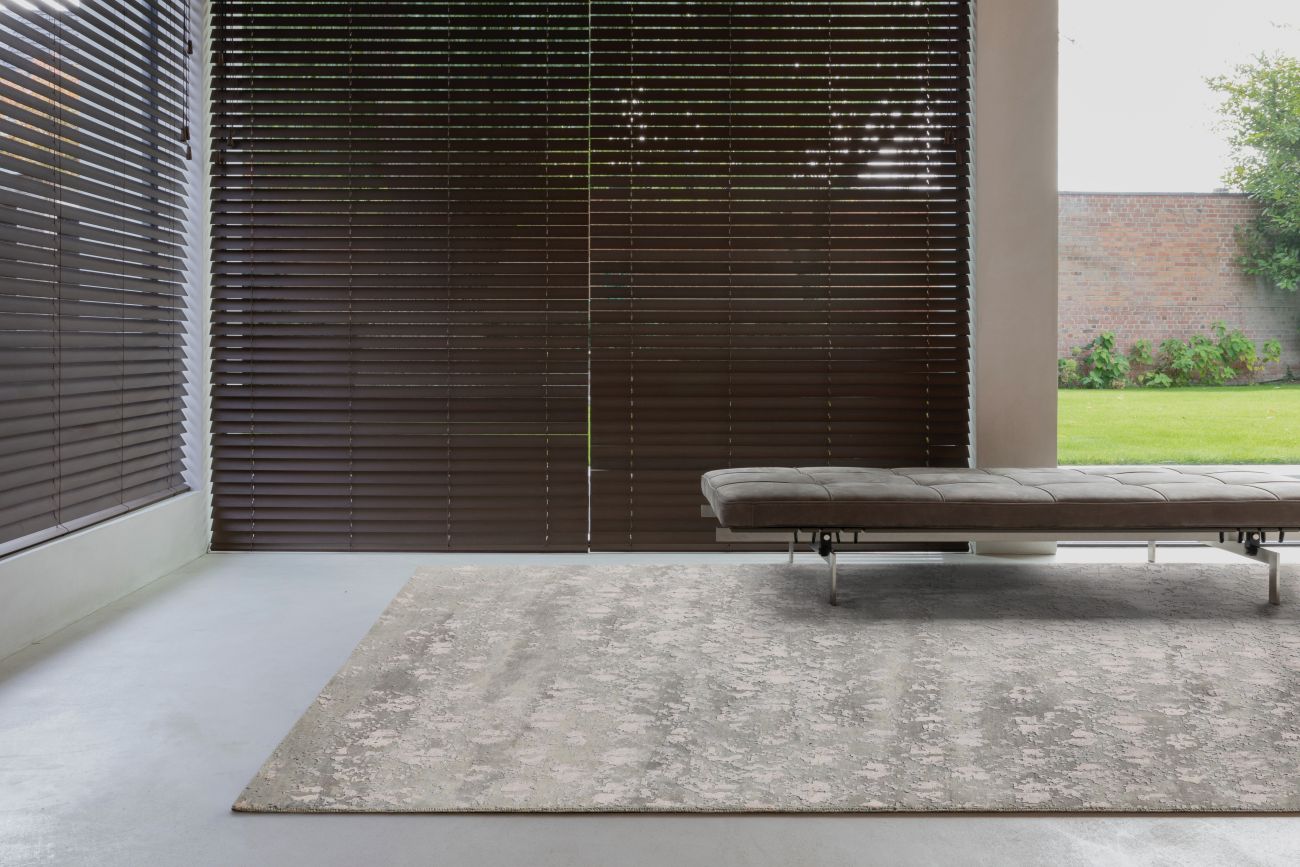 Élégant tapis de salon gris en laine et soie – intégré dans un espace, apportant chaleur et sophistication 