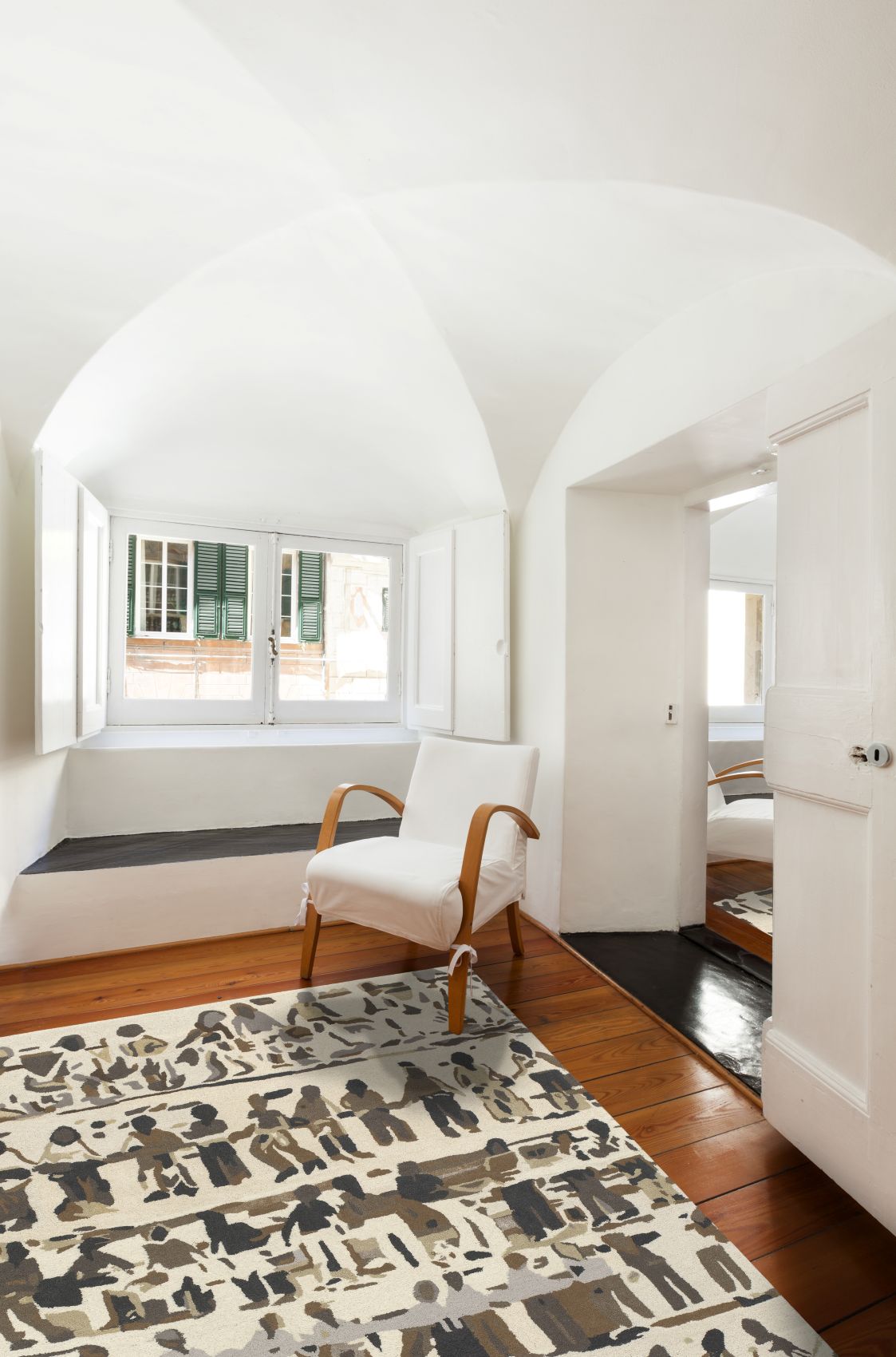 Tapis graphique beige brun motif foule en laine et viscose posé dans un salon contemporain, ambiance chaleureuse