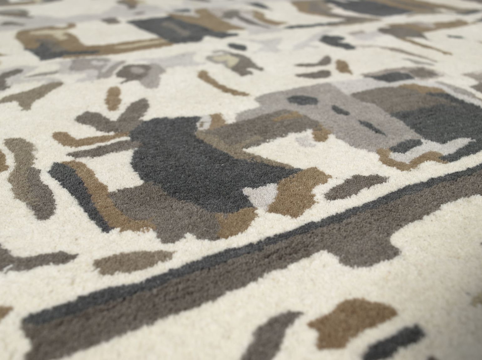 Zoom sur la texture en laine et viscose du tapis beige brun, détail du motif foule et de la qualité du tissage