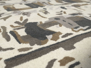 Zoom sur la texture en laine et viscose du tapis beige brun, détail du motif foule et de la qualité du tissage