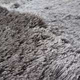 Alfombra gris oscura de pelo largo de poliéster – Berka – detalle del tejido