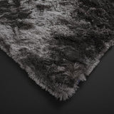 Alfombra gris oscura de pelo largo de poliéster – Berka – detalle del borde