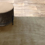 Alfombra verde de pelo corto de poliamida – Affinity, en un salón